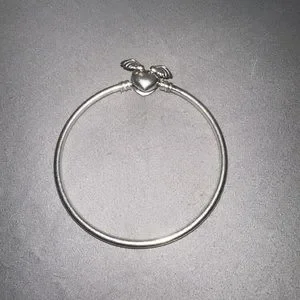完売新品未使用★パンドラ★Moments Winged Heart Bangle Pandora Moments Winged Heart Bangle Silver (19 cm) Authentic
